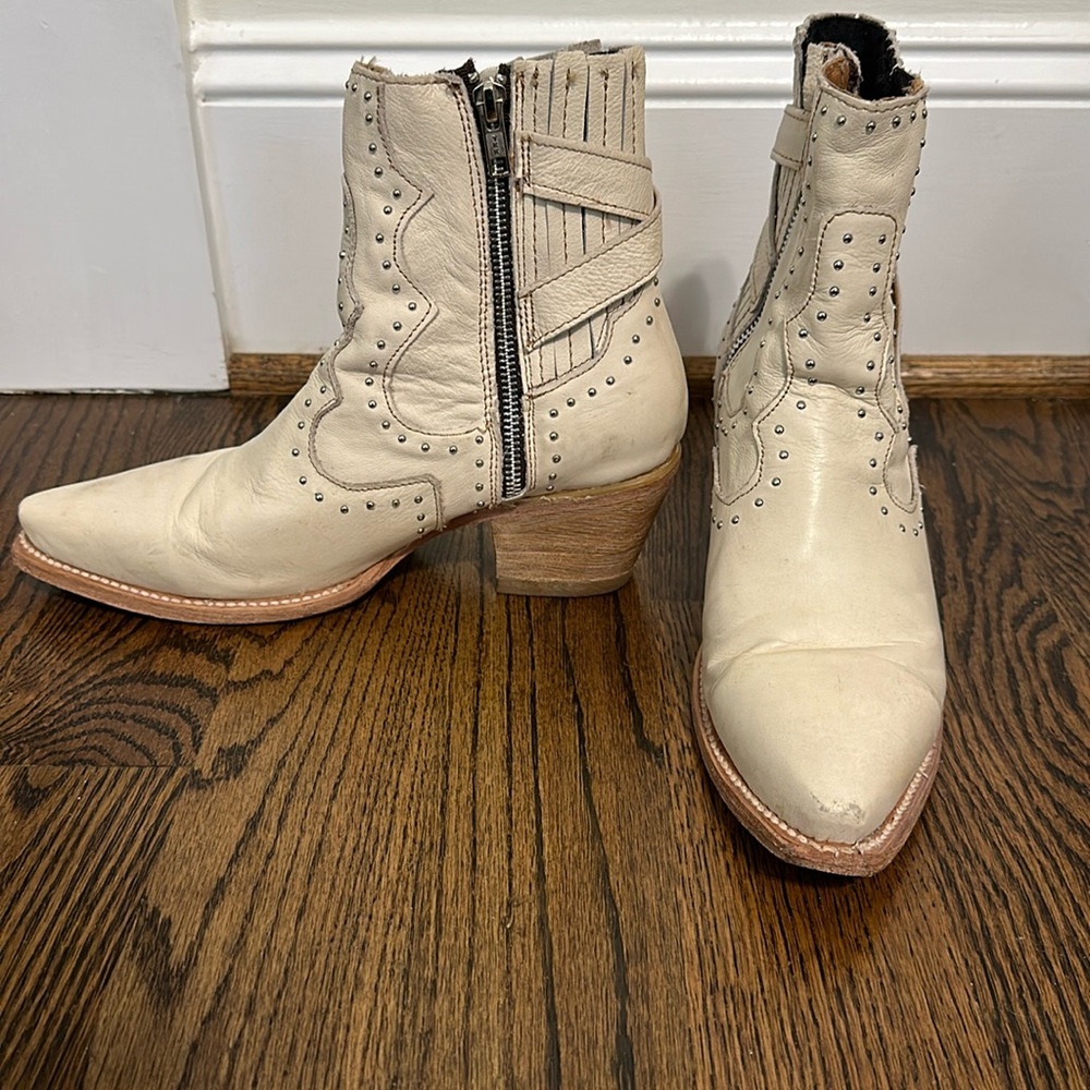 Freebird Morgan Boots in beige
